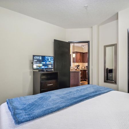 Cozy One Bedroom Condo With Indoor Pool And Hottub Canmore Exterior foto