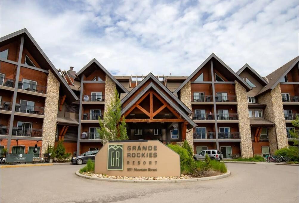 Cozy One Bedroom Condo With Indoor Pool And Hottub Canmore Exterior foto