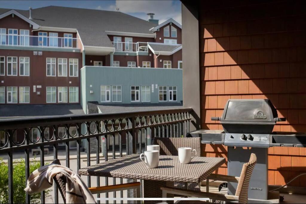 Cozy One Bedroom Condo With Indoor Pool And Hottub Canmore Exterior foto